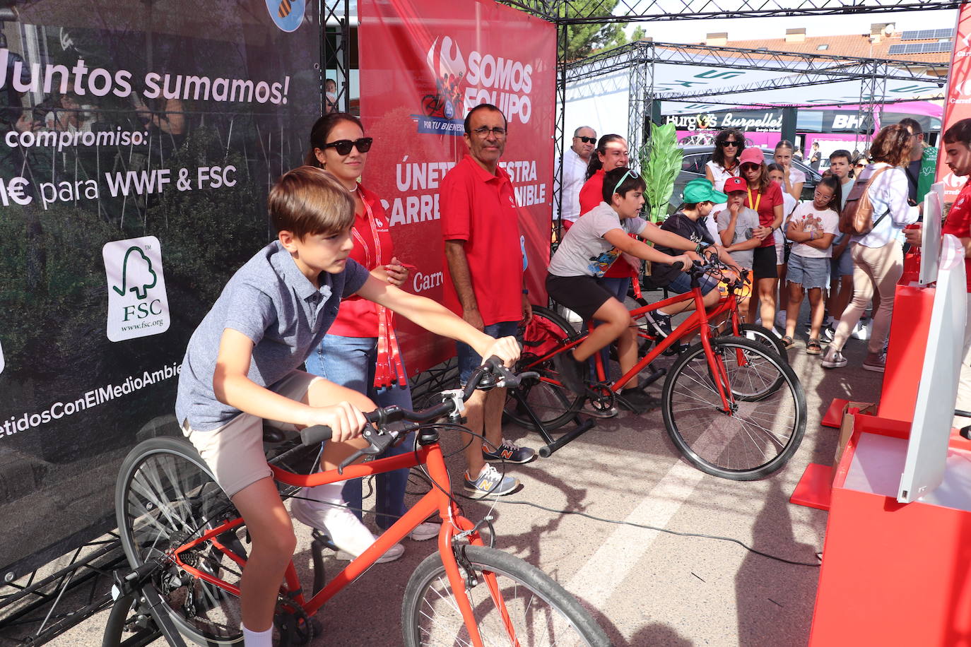 Los autobuses, equipos, corte de la cinta y salida de La Vuelta en Alfaro, en imágenes