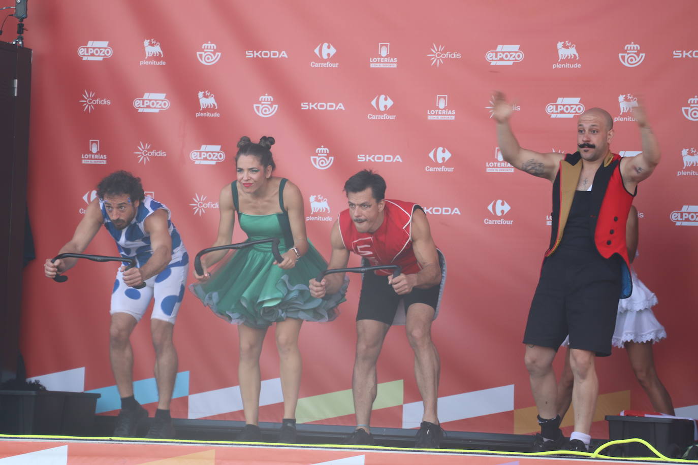 Los autobuses, equipos, corte de la cinta y salida de La Vuelta en Alfaro, en imágenes