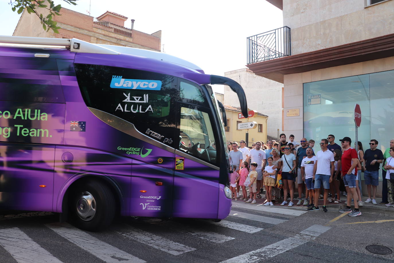 Los autobuses, equipos, corte de la cinta y salida de La Vuelta en Alfaro, en imágenes