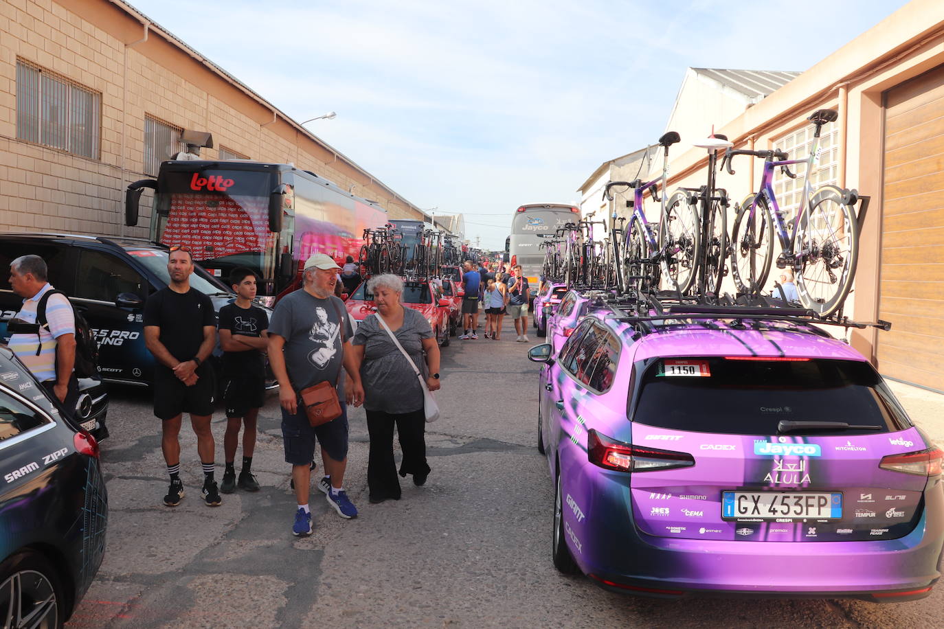 Los autobuses, equipos, corte de la cinta y salida de La Vuelta en Alfaro, en imágenes