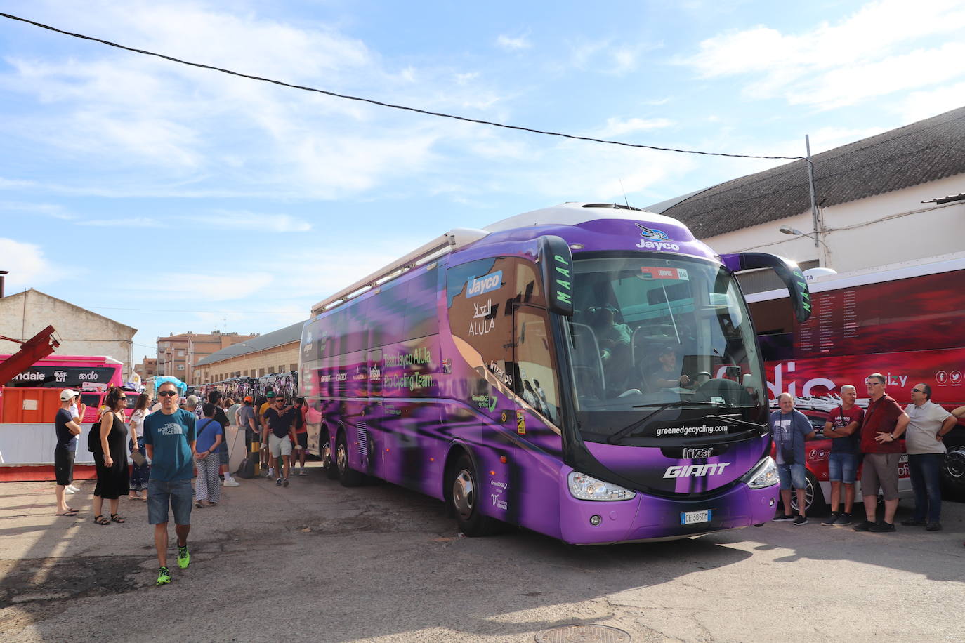 Los autobuses, equipos, corte de la cinta y salida de La Vuelta en Alfaro, en imágenes