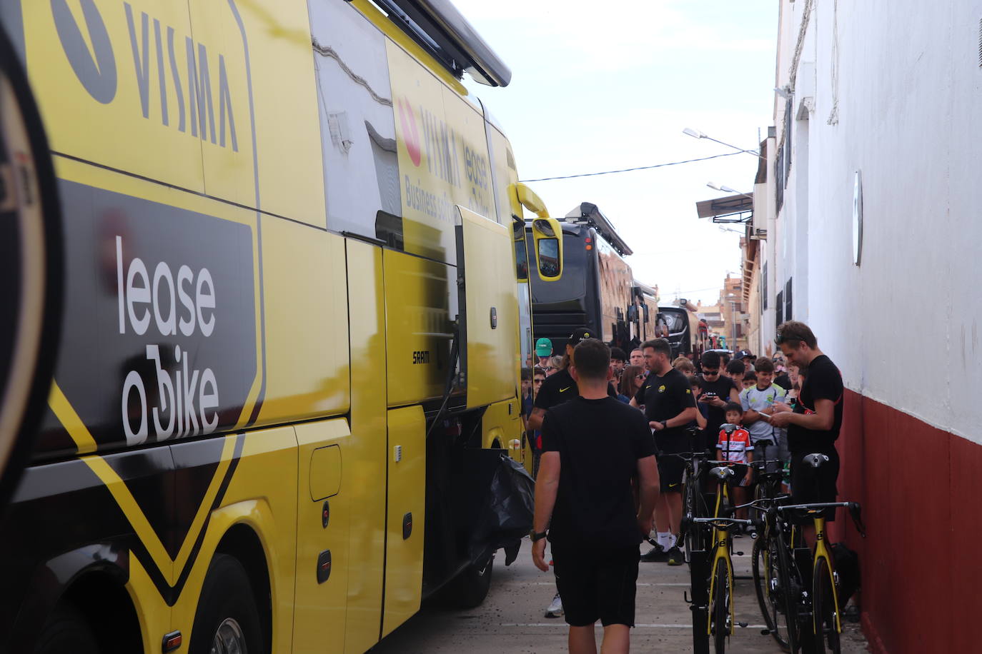 Los autobuses, equipos, corte de la cinta y salida de La Vuelta en Alfaro, en imágenes