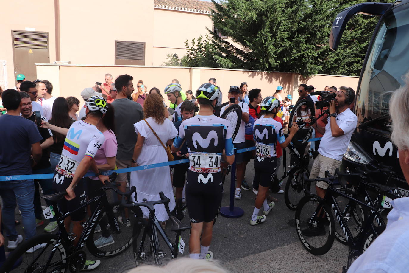 Los autobuses, equipos, corte de la cinta y salida de La Vuelta en Alfaro, en imágenes