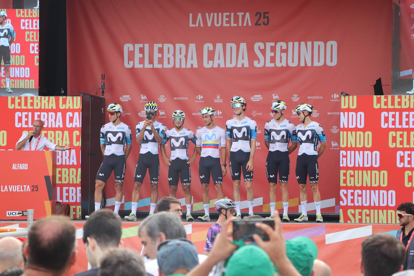 Los autobuses, equipos, corte de la cinta y salida de La Vuelta en Alfaro, en imágenes