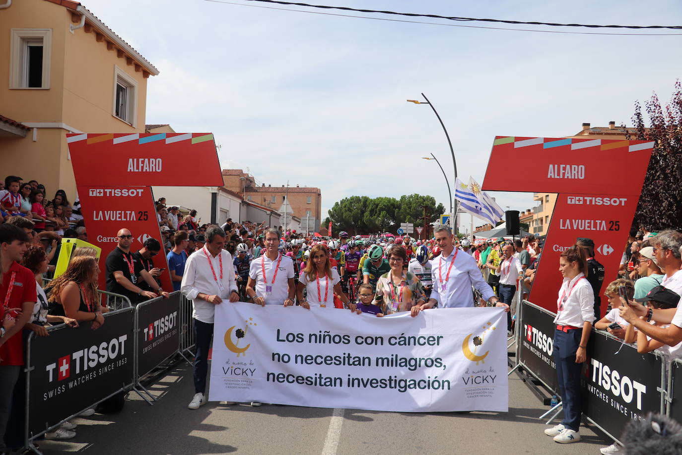 Los autobuses, equipos, corte de la cinta y salida de La Vuelta en Alfaro, en imágenes