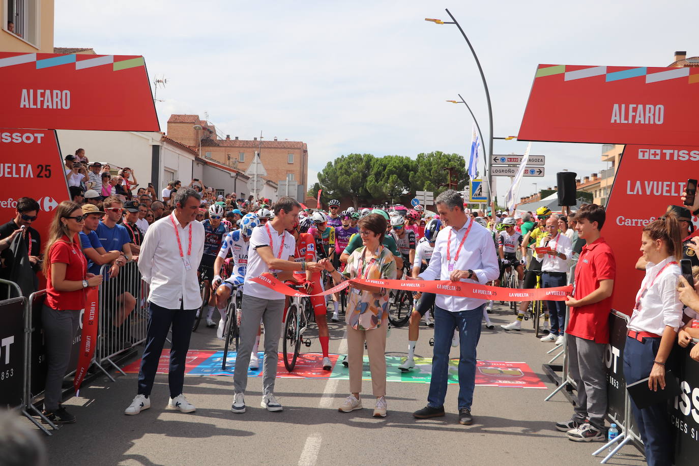 Los autobuses, equipos, corte de la cinta y salida de La Vuelta en Alfaro, en imágenes