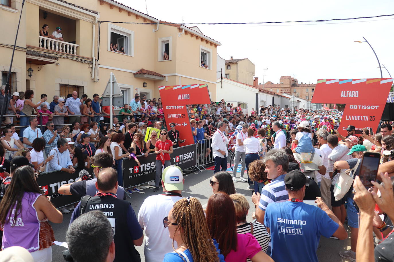 Los autobuses, equipos, corte de la cinta y salida de La Vuelta en Alfaro, en imágenes