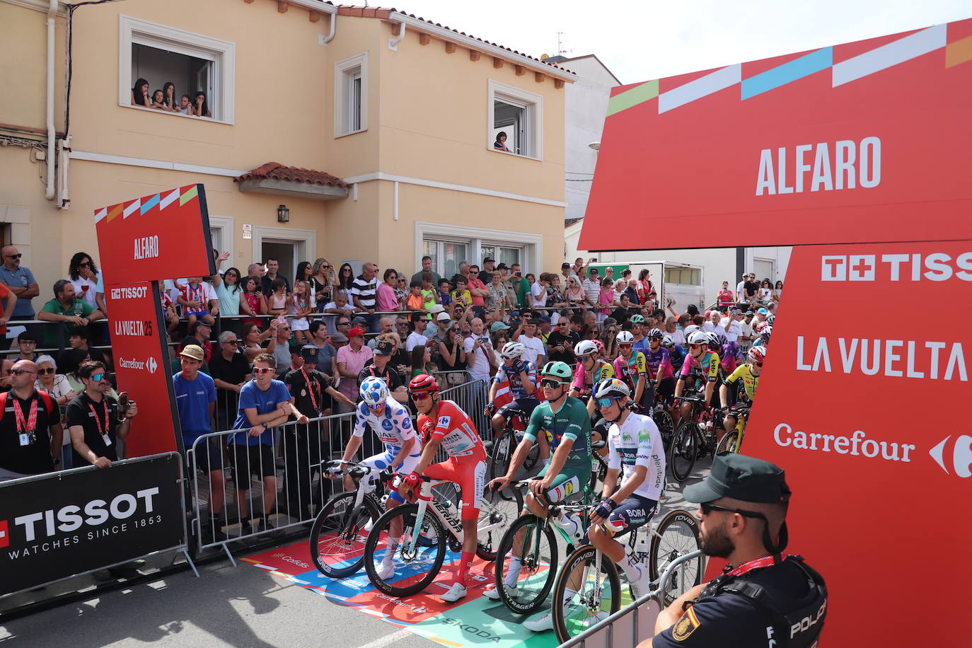 Los autobuses, equipos, corte de la cinta y salida de La Vuelta en Alfaro, en imágenes