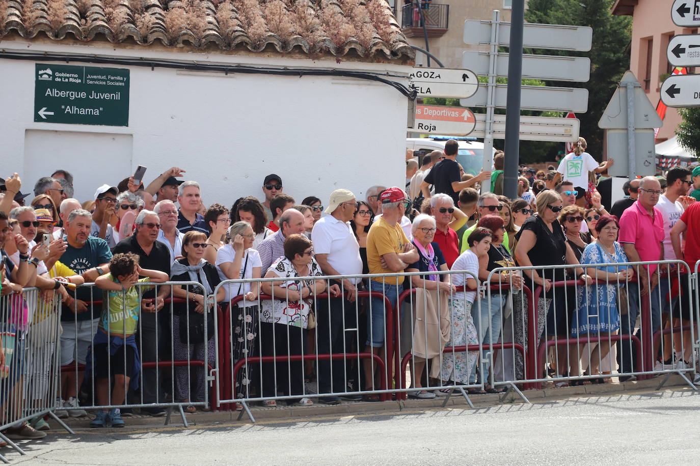 Los autobuses, equipos, corte de la cinta y salida de La Vuelta en Alfaro, en imágenes