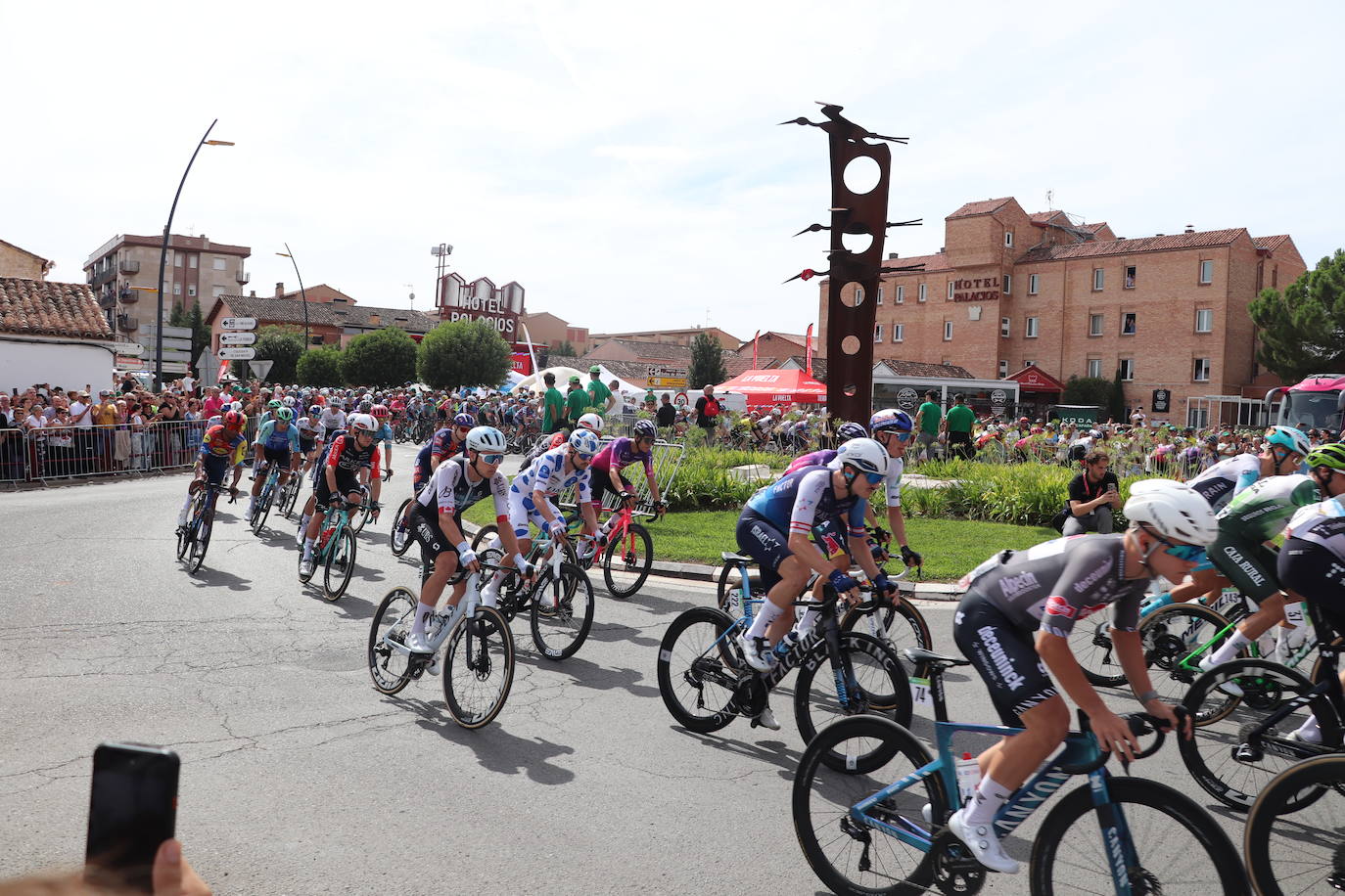 Los autobuses, equipos, corte de la cinta y salida de La Vuelta en Alfaro, en imágenes