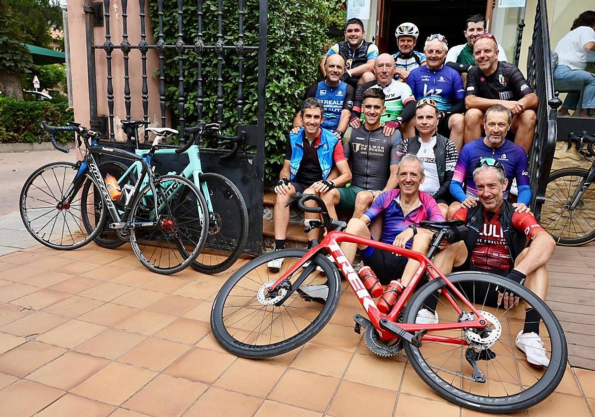 Un grupo de ciclistas, antes de acercarse a ver La Vuelta.