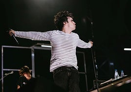 Diego Ibáñez, cantante de Carolina Durante, durante el concierto de la banda en el Muwi.