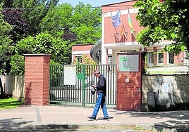 Un vecino pasea por delante de la escuela infantil Nuestra Señora de Vico.