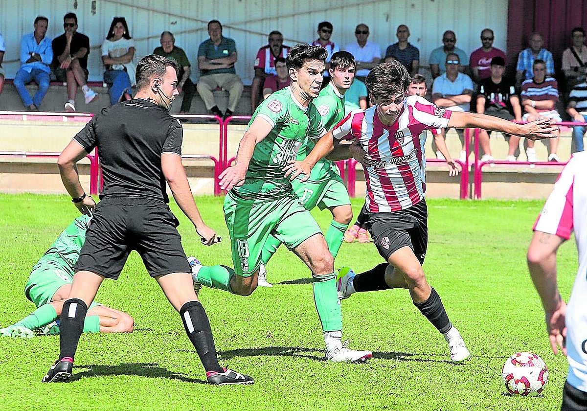 Manex Rezola avanza con el balón en el partido entre UD Logroñés y Náxara.