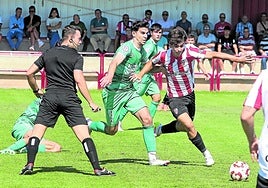 Manex Rezola avanza con el balón en el partido entre UD Logroñés y Náxara.