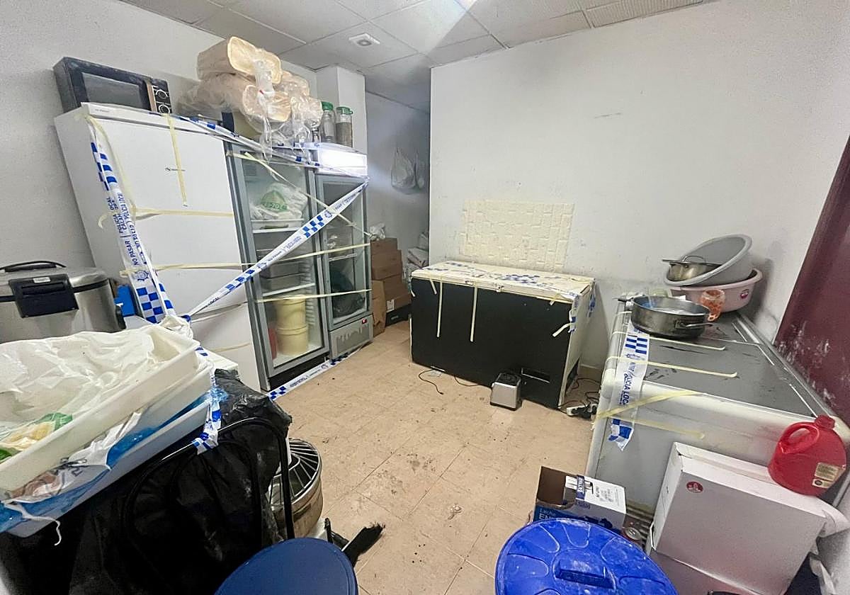 Cocina precintada en el kebab de la calle Maestro Vives.