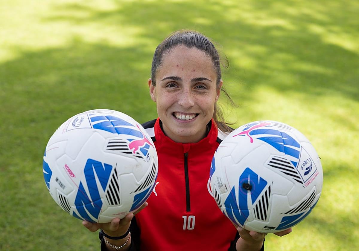Isina posa con dos balones, en referencia a los dos goles que logró en la primera jornada de competición.