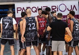 La plantilla del Clavijo hace un corro después de su primer entrenamiento en el Palacio.