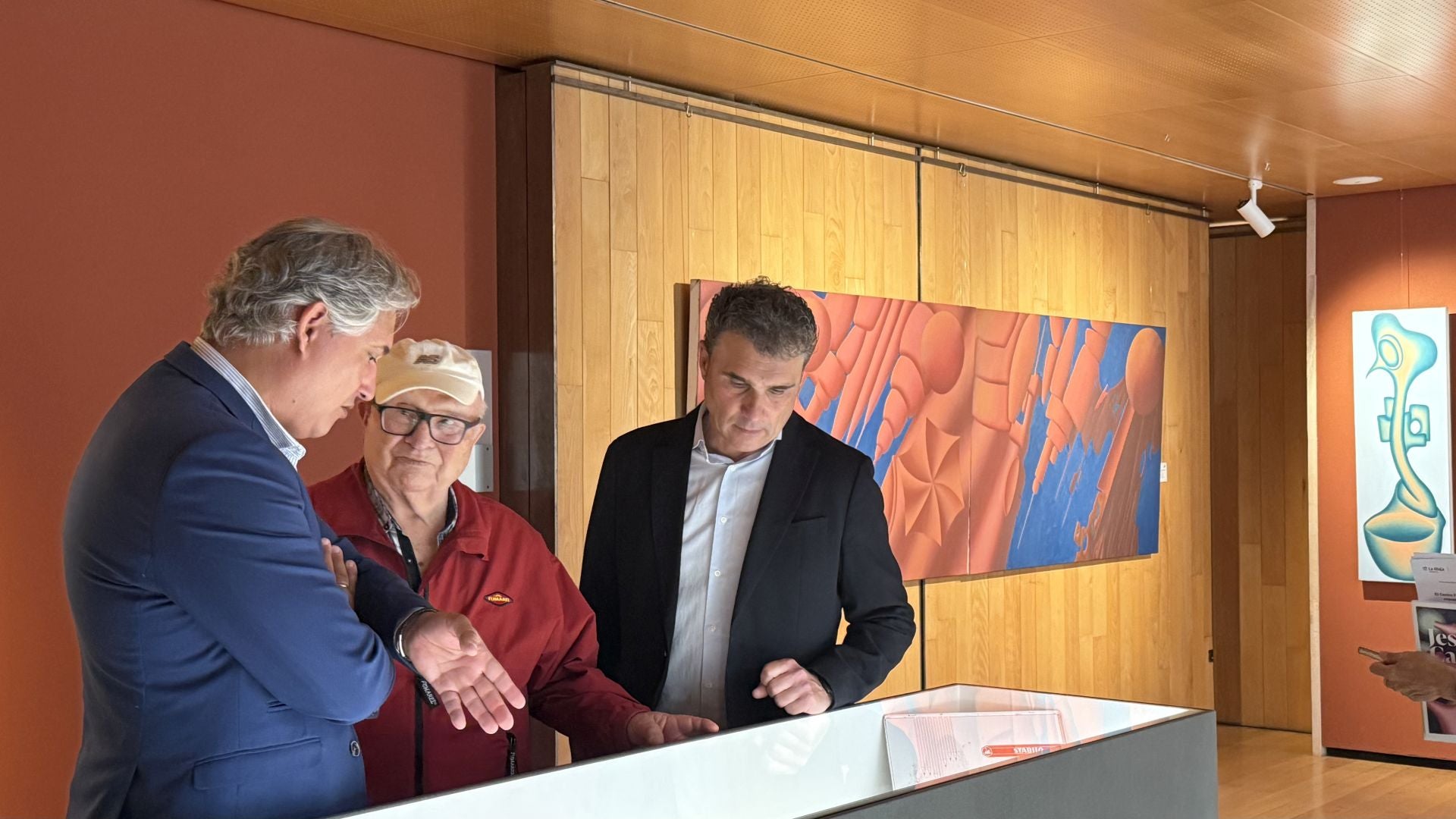 Jesús Carasa (en medio), junto con el consejero de Cultura, José Luis Pérez, (izquierda) y el gerente de Fundación Caja Rioja, Carlos Fuentes, (derecha), durante la presentación de la exposición.