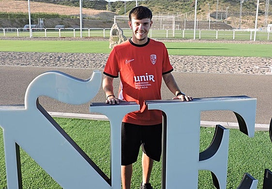 Isma Santana posa en las instalaciones de la UD Logroñés.