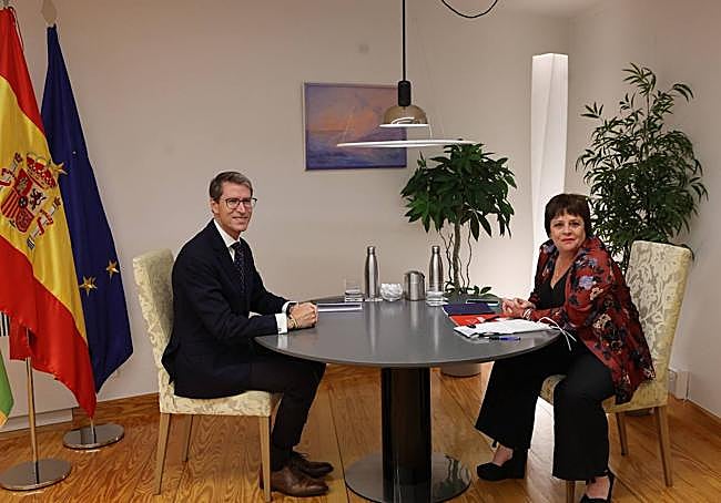Gonzalo Capellán, durante su reunión con Henar Moreno, en el Parlamento de La Rioja.