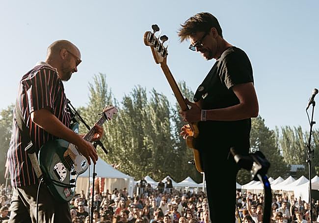 El riojano Miguel Aguas toca el bajo durante el concierto de Los Punsetes.