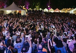 Rozalén canta entre el público durante su actuación del pasado viernes.