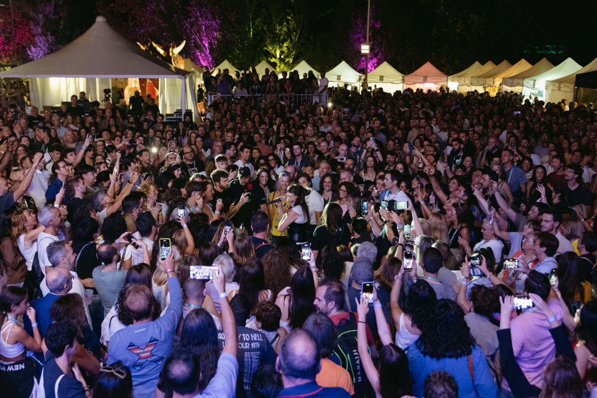 Rozalén canta entre el público durante su actuación del pasado viernes.