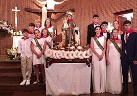 Reinas, acompañantes y comitiva infantil de las fiestas de Pradejón, junto a San Antonio.