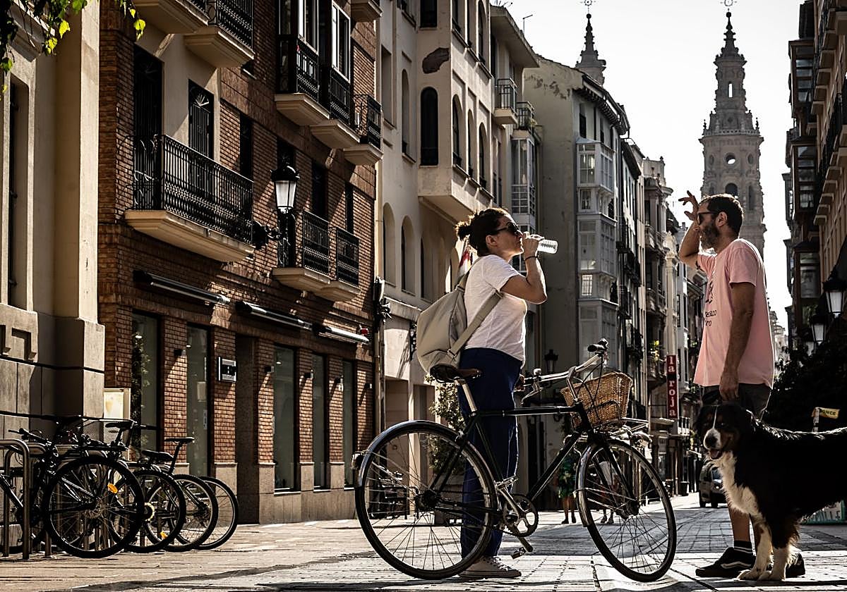 Una pareja bebe agua en Portales durante la ola de calor de agosto