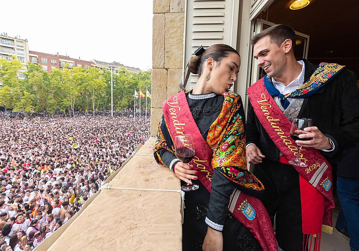 Marta Gil y Marcos Ascacíbar, Vendimiadores 2024, en el balcón del Ayuntamiento de Logroño.