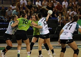 Rivadeneira intenta conectar con Paula Morales en la posición de pivote.