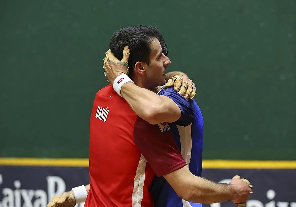 Saludo entre los dos pelotaris riojanos Darío Gómez y Javier Zabala, en una foto de archivo.
