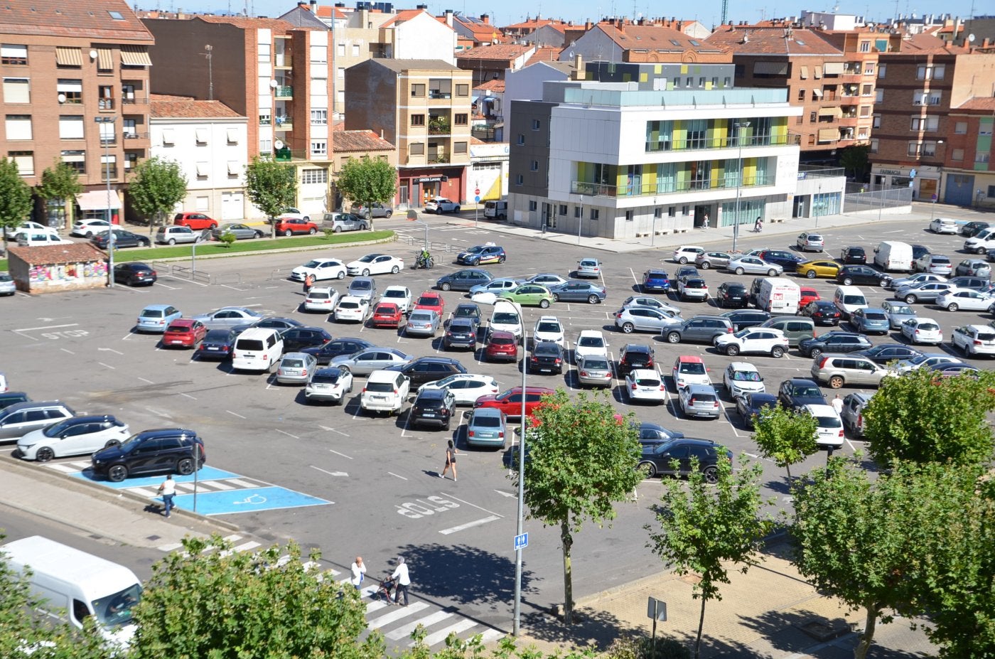 Aparcamiento en el solar del Silo, vendido por el Ayuntamiento a Coblansa, junto al que se encuentra el centro joven municipal.
