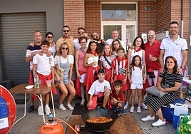 Dos de las cuadrillas (padres e hijos) que participaron este miércoles en el concurso de ranchos de Pradejón.