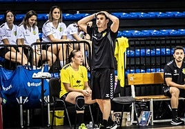 Luismi Ascorbe, técnico del Grafometal, se lamenta durante un partido.