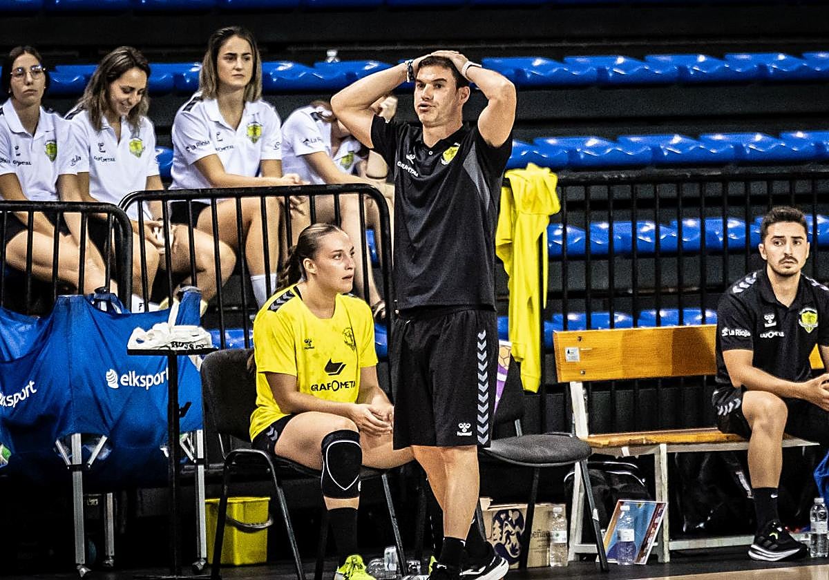 Luismi Ascorbe, técnico del Grafometal, se lamenta durante un partido.