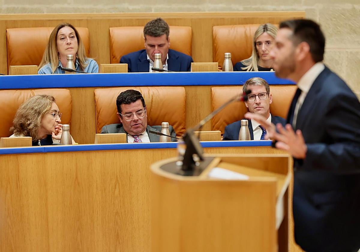 Javier García, líder del PSOE, se dirige al hemiciclo.