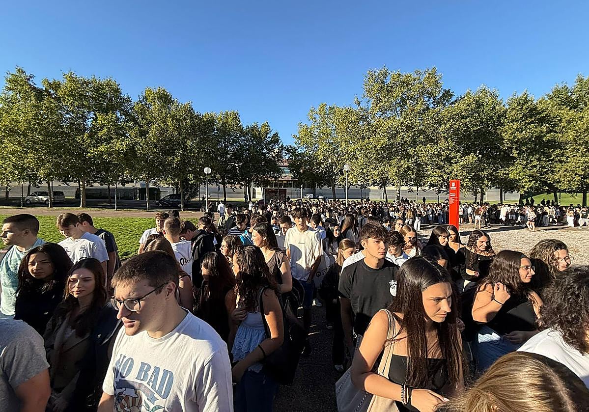 Alumnos de la Universidad de La Rioja, en su primer día en el campus.