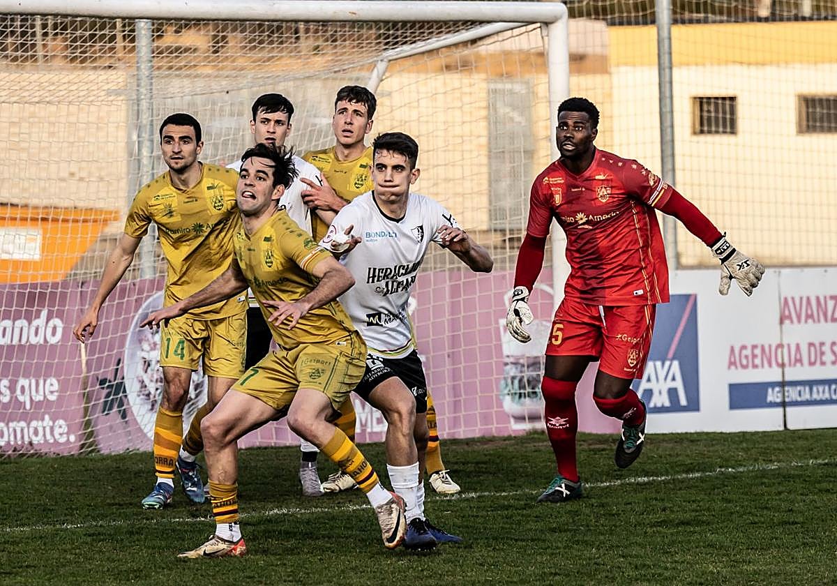 Víctor López, en un partido con el Calahorra frente al Alfaro, es uno de los líderes del Calahorra esta temporada.