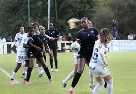 Zoe Matthews intenta zafarse de la presión de las jugadoras del Tenerife en el amistoso disputado en Isla.