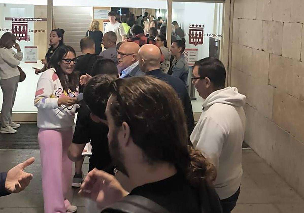 Indignación por las filas en el Ayuntamiento para inscribirse en el concurso de calderetas