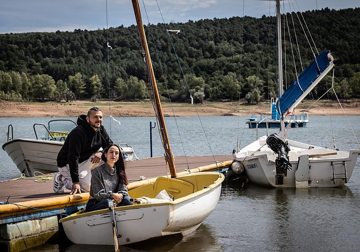 Iván y Zuleima posan en uno de los veleros del embarcadero del Club Náuticio El Rasillo, donde trabajan y viven con su hija desde este verano.