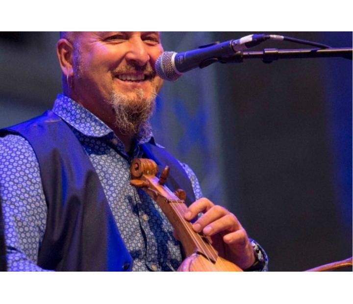 Miguel Cadavieco, con un rabel en uno de sus conciertos.