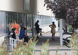 Riojanos esperando a las puertas del sevicio de Urgencias de Logroño, a finales de agosto.