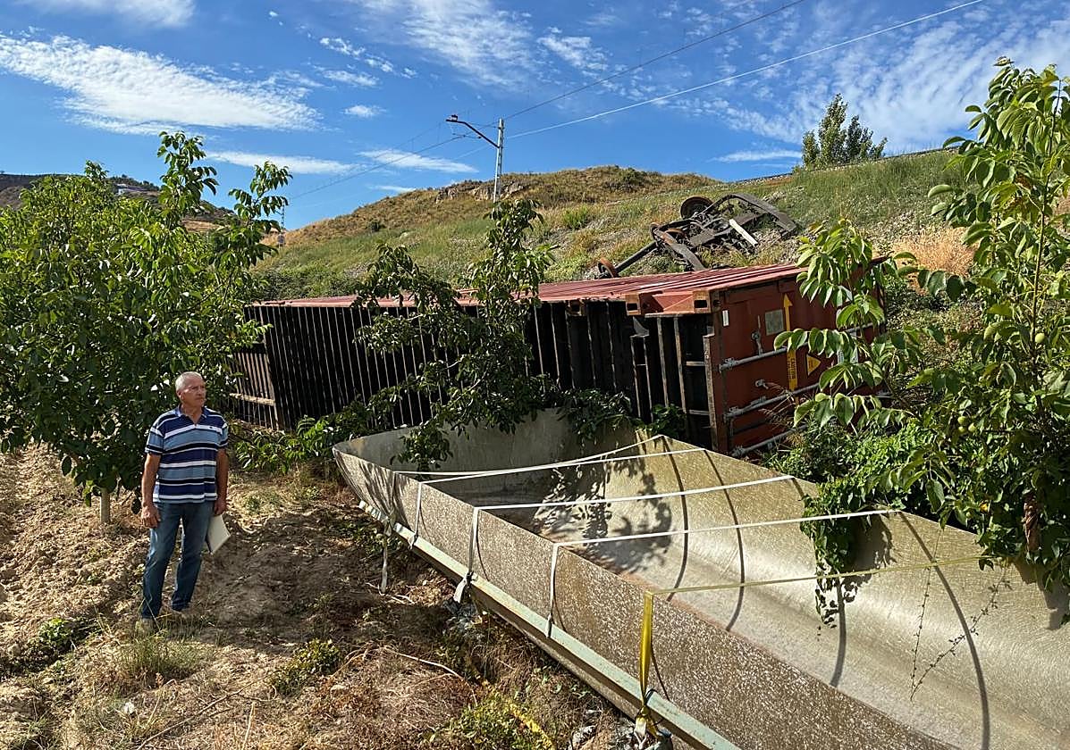 Indalecio Ríos, junto a vagones desperdigados por su finca, seis meses después.