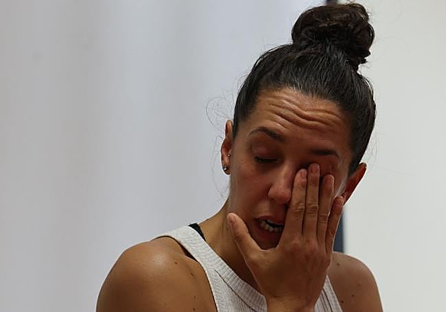 Elena Salcedo no pudo contener las lágrimas en la emotiva rueda de prensa.