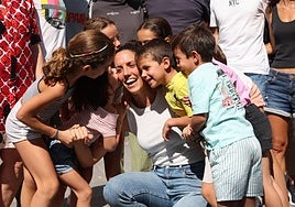 Elena Salcedo recibe el abrazo y cariño de sus sobrinos después de anunciar su retirada.