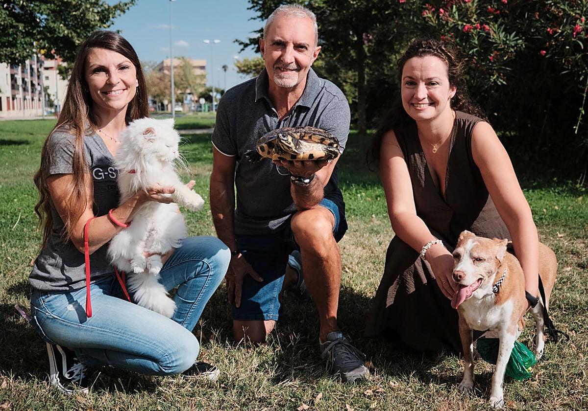 María González sostiene a Lola, gata de 18 años, Manolo González muestra a Tortu, tortuga de 24 años; y Leticia Carranza posa con Rita, perra de 15 años, en el barrio La Cava-Fardachón de Logroño.