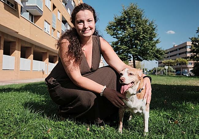Leticia Carranza posa con la perra Rita.